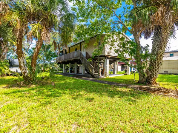 6181 Island Dr, Weeki Wachee, FL 34607