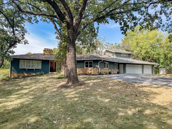 6906 Kinnikinnick Dr, Roscoe, IL 61073