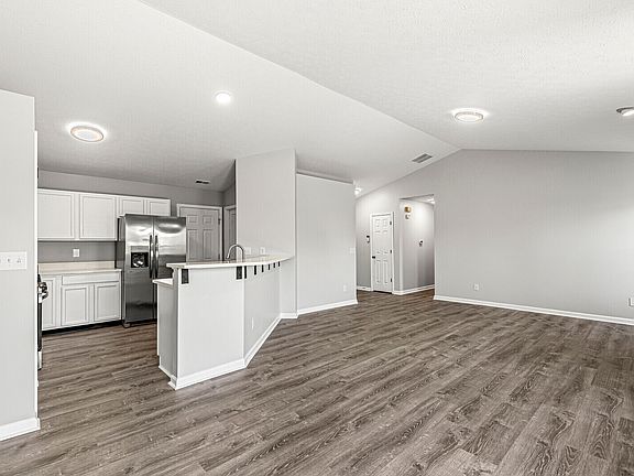 4th image of 751 Green Woods Dr