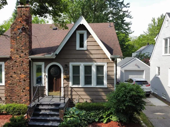 95 Mapleton Rd, Grosse Pointe Farms, MI 48236
