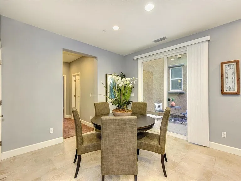 916 Lyon Pl — Photo 3