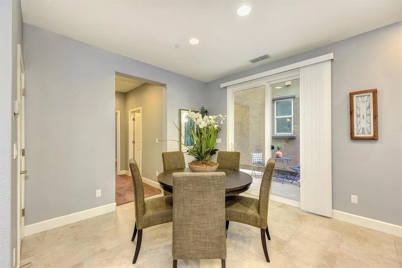 916 Lyon Pl photo 1