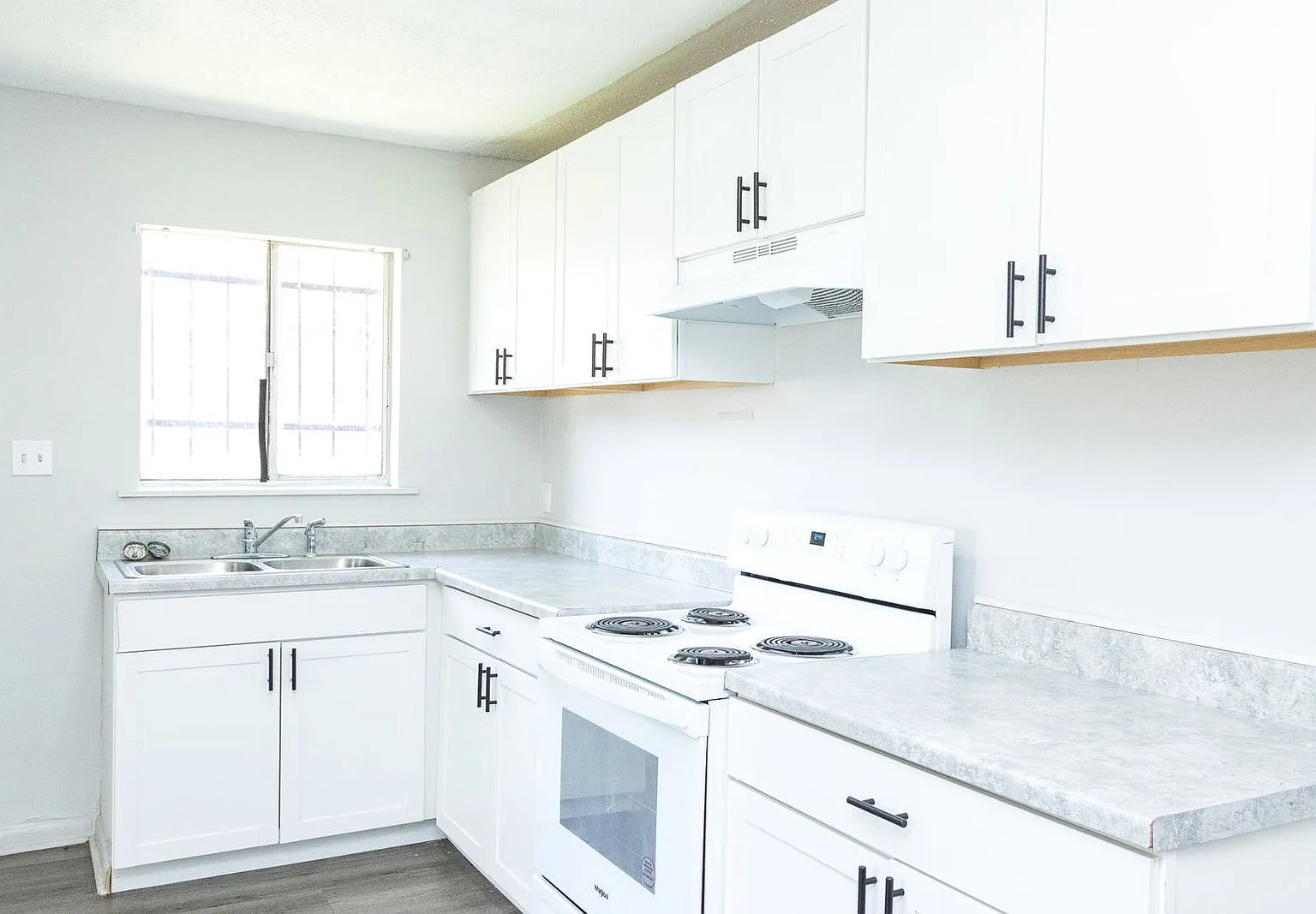3 bed, 1.5 bath, 1024 sqft, $1,295 — Photo 1