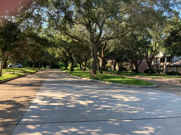 1819 Riverbend Xing, Sugar Land, TX 77478
