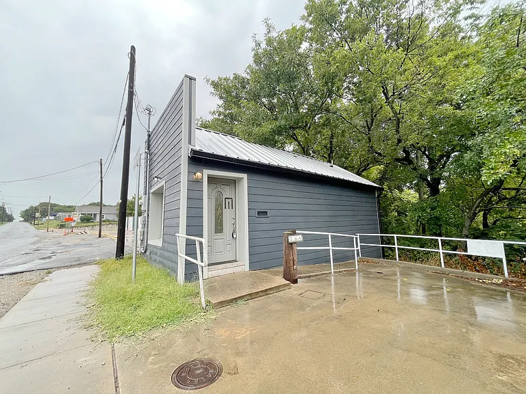701 W Houston St — Photo 1