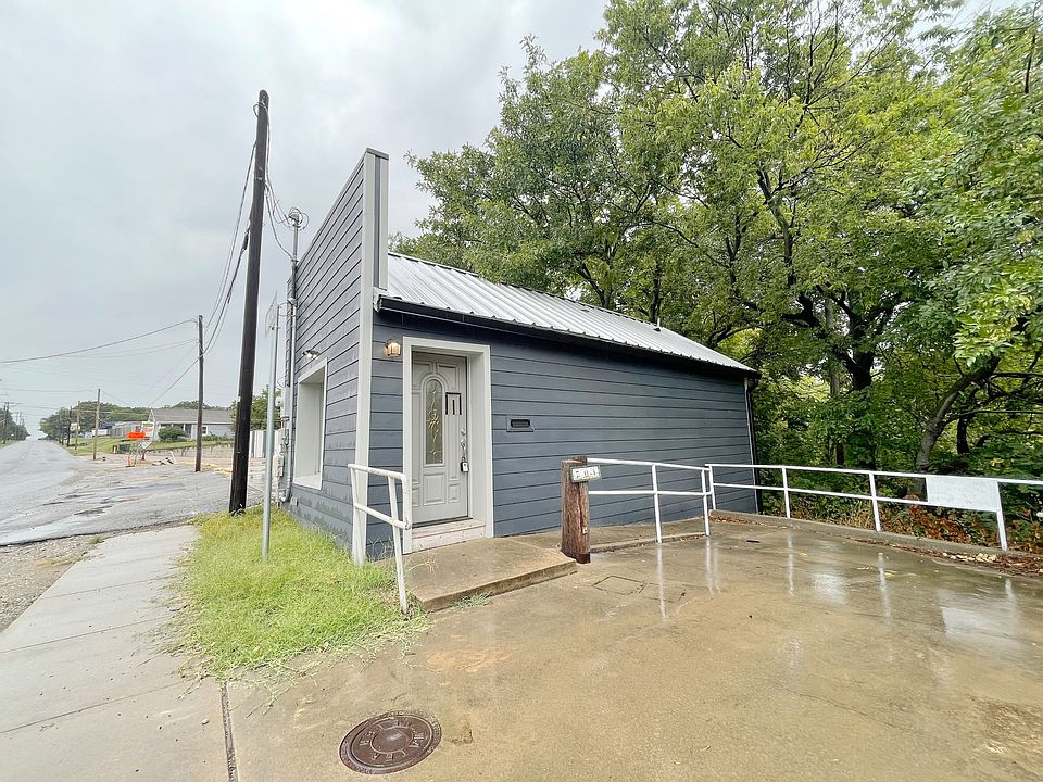 1st image of 701 W Houston St