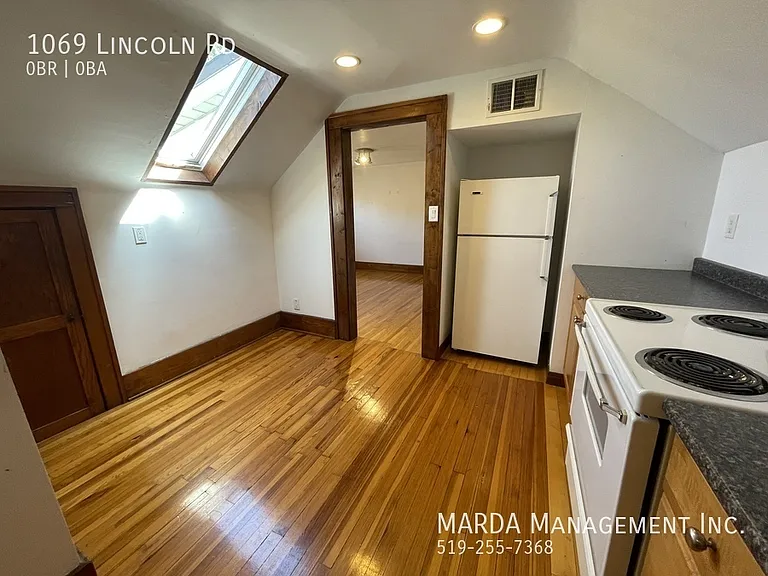 1069 Lincoln Rd — Photo 4