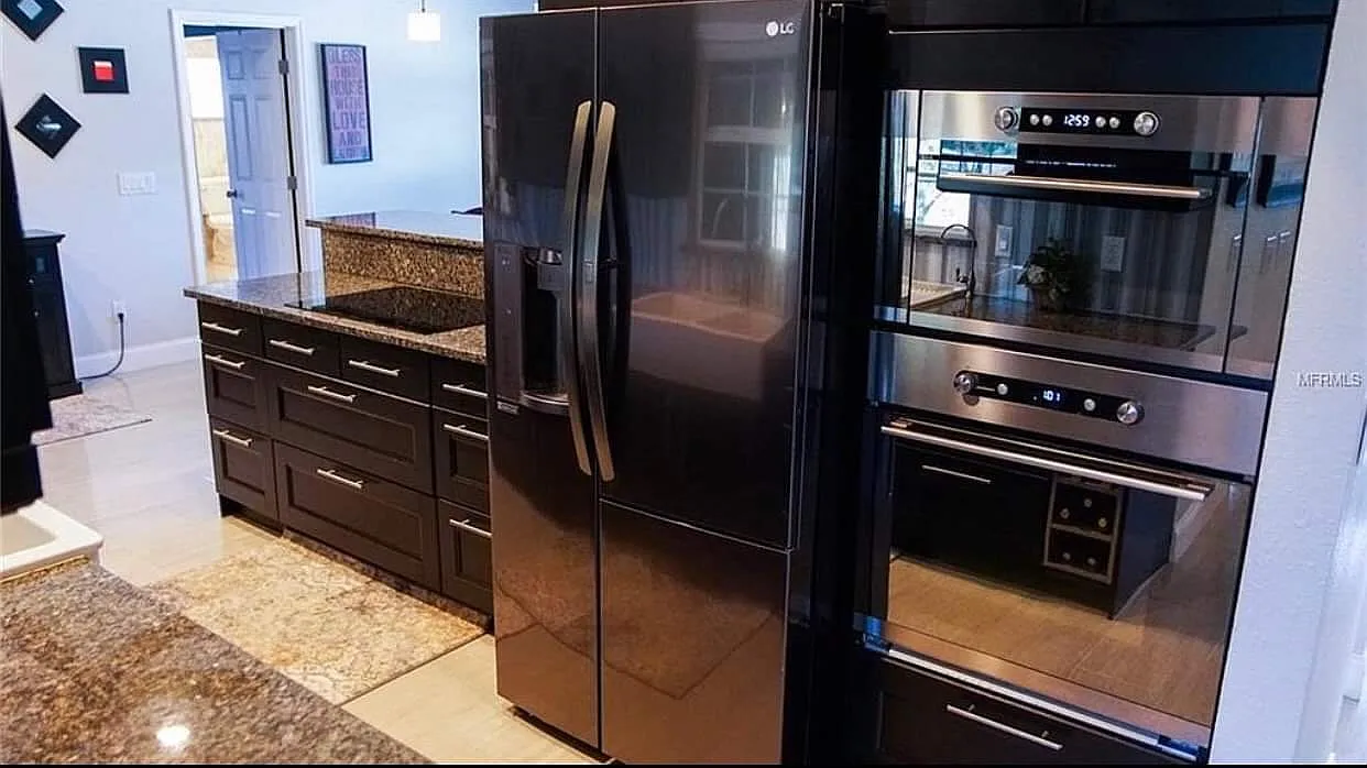 3 bed, 2600 sqft, $2,395 — Photo 2