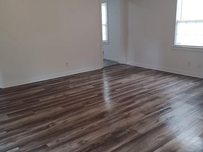 955 Cloverdale Dr — Photo 2