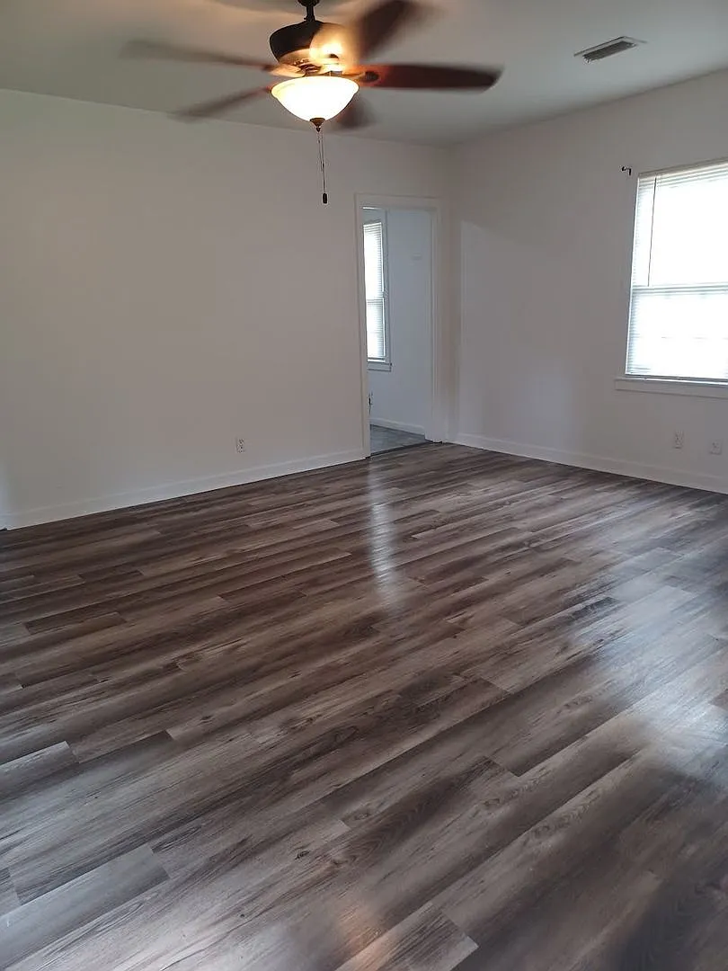 Building Photo - 955 Cloverdale Dr