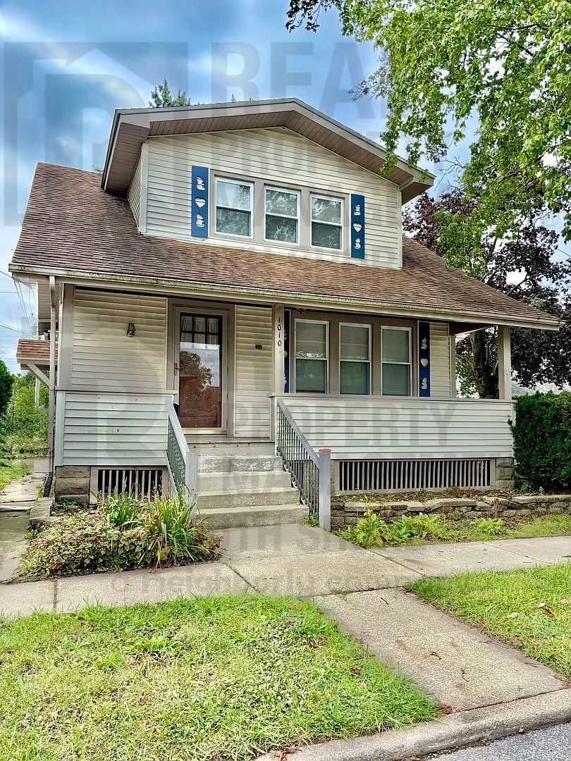 3Bed/1.5Bath Near Downtown LaPorte — Photo 1