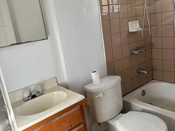 3rd image of 934 1/2 W 71st St #934-1/2