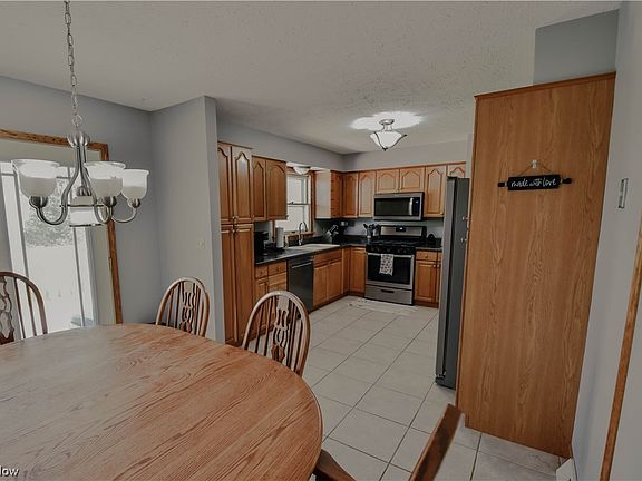 5th image of 120 Country Green Dr