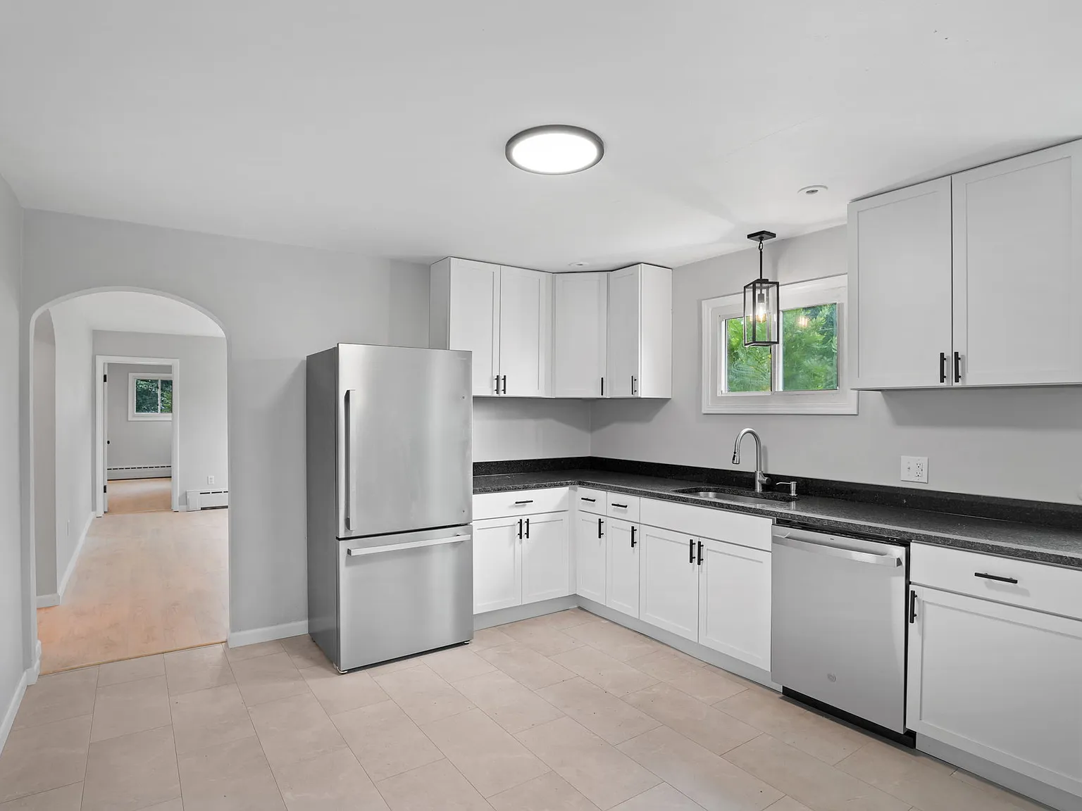 3 bed, 1223 sqft, $2,100 — Photo 2