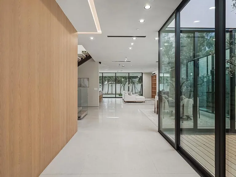 824 N Curson Ave — Photo 3