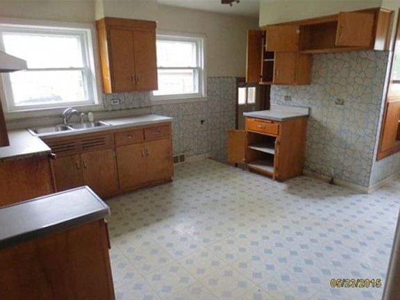 4th image of 601 N Roberta Ave