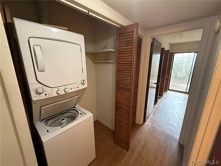 2318 Colby St — Photo 15