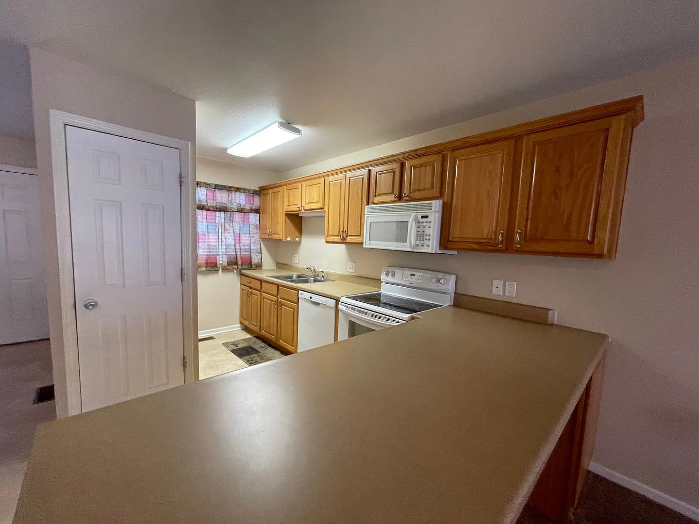 Close To Fort Riley! Large Master Suite — Photo 3