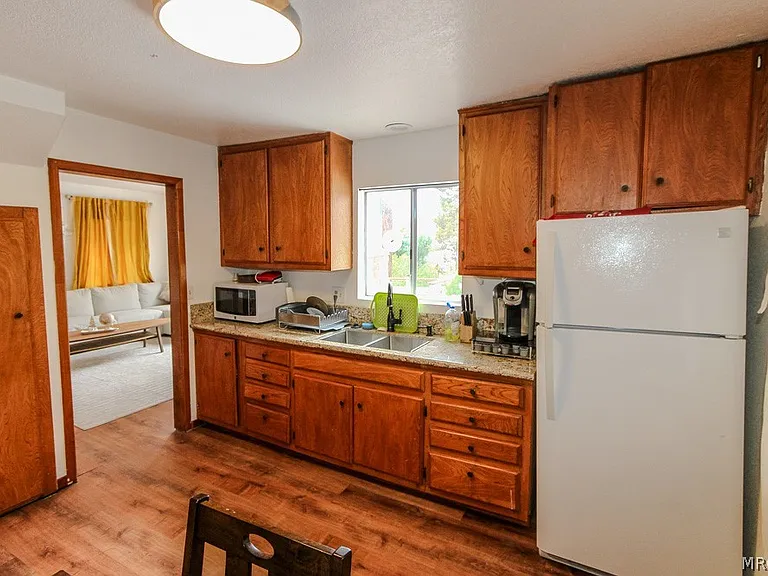527 Cottage Ln — Photo 3