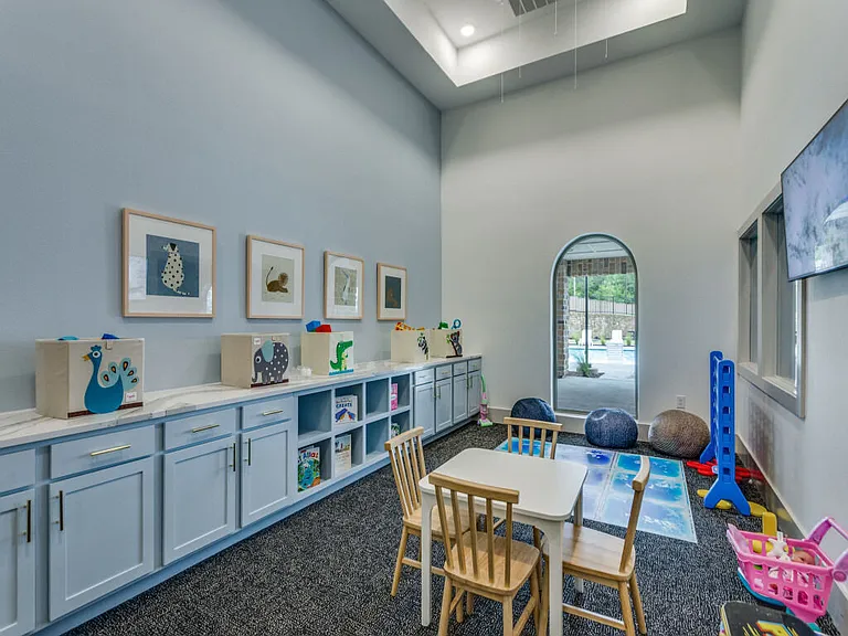 2350 E Berry St — Photo 31