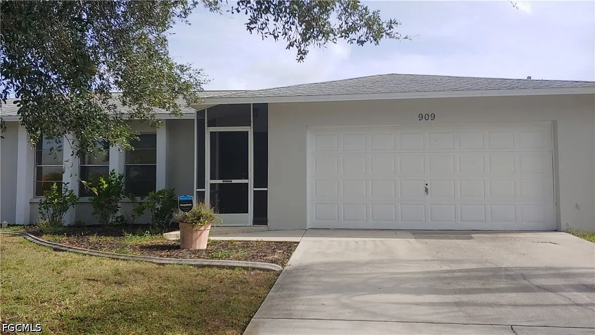 3 bed, 2.0 bath, 1744 sqft, $2,200 — Photo 1