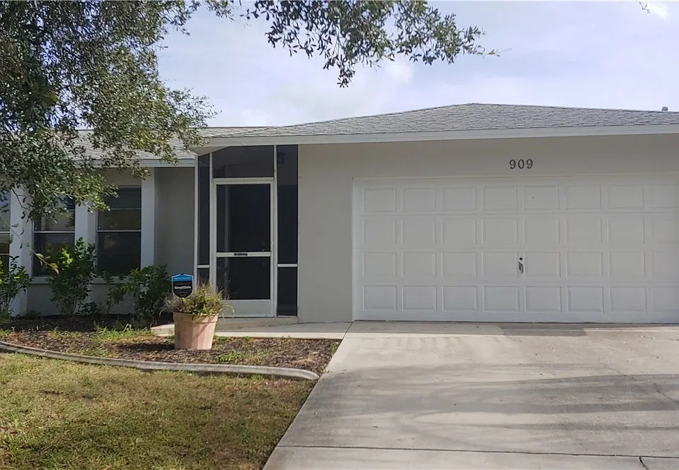909 SE 27th Ter