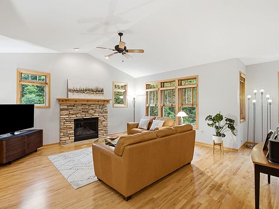 4th image of 17 Glen Arbor Way