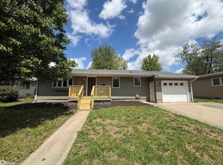 713 W Taylor Ave, Fairfield, IA 52556