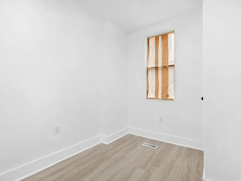 2213 E Madison St — Photo 14