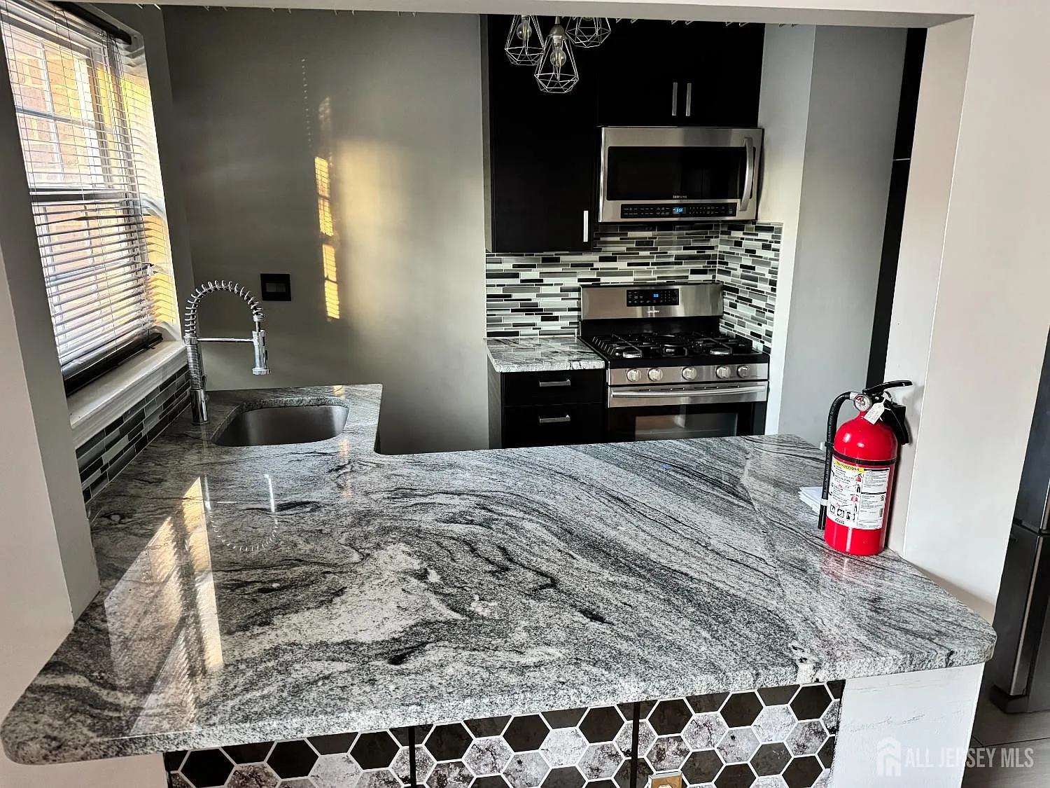 1 bed, 1.0 bath, 818 sqft, $1,900 — Photo 4