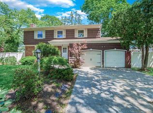 26 Saxon St, Melville, NY 11747