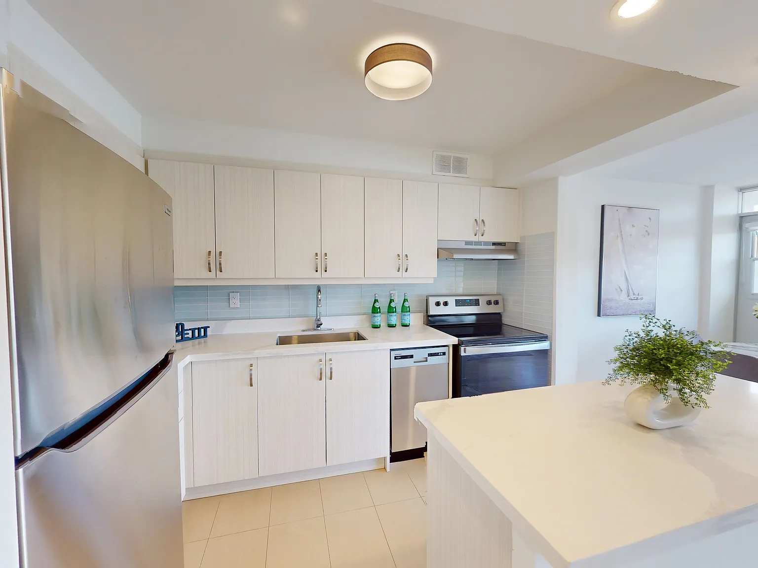 30 Edith — Photo 2