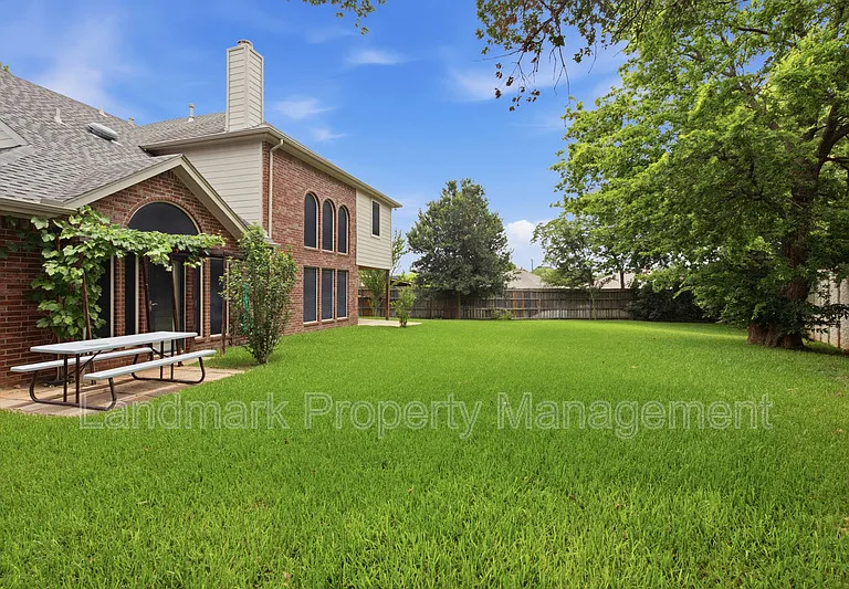 2115 Lexington Dr — Photo 30