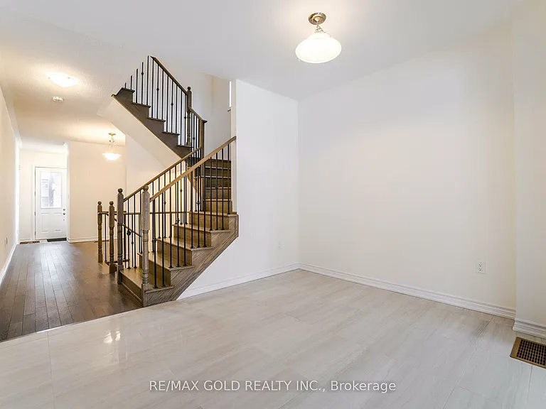 26 Del Grappa St — Photo 8