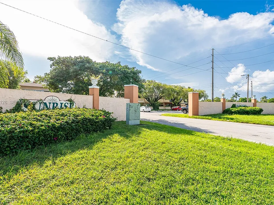 400 NE 18th Ave #208