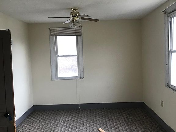 4th image of 158 Market St