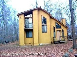 77 W Ridge Dr, Gouldsboro, PA 18424