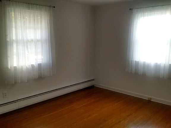 5th image of 104 Woodcrest Ave