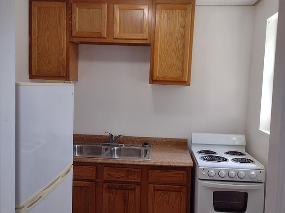 3rd image of 470 Kenwood Dr APT A