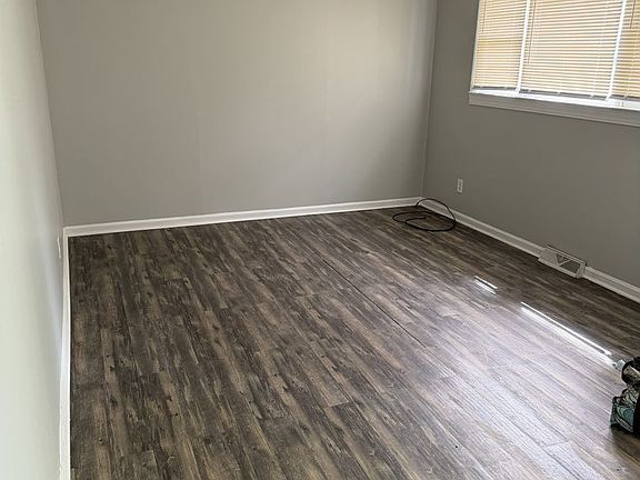 3rd image of 819 W Florence Ave