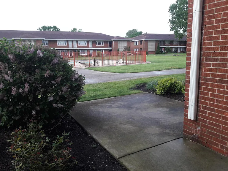 1113 Holiday Ln — Photo 10