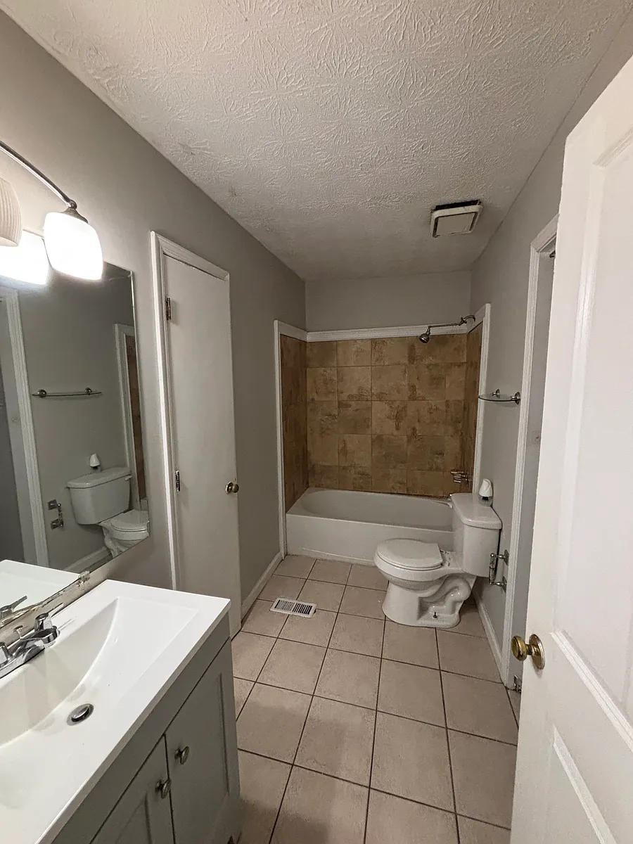 Building Photo - 3904 Glenbrook Dr