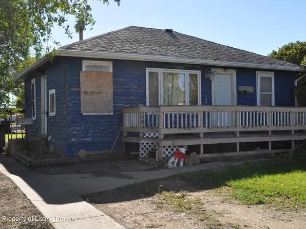 106 8th St W, Lemmon, SD 57638