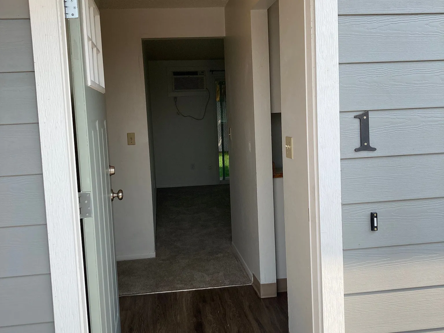 1 bed, 1.0 bath, 586 sqft, $1,050 — Photo 2