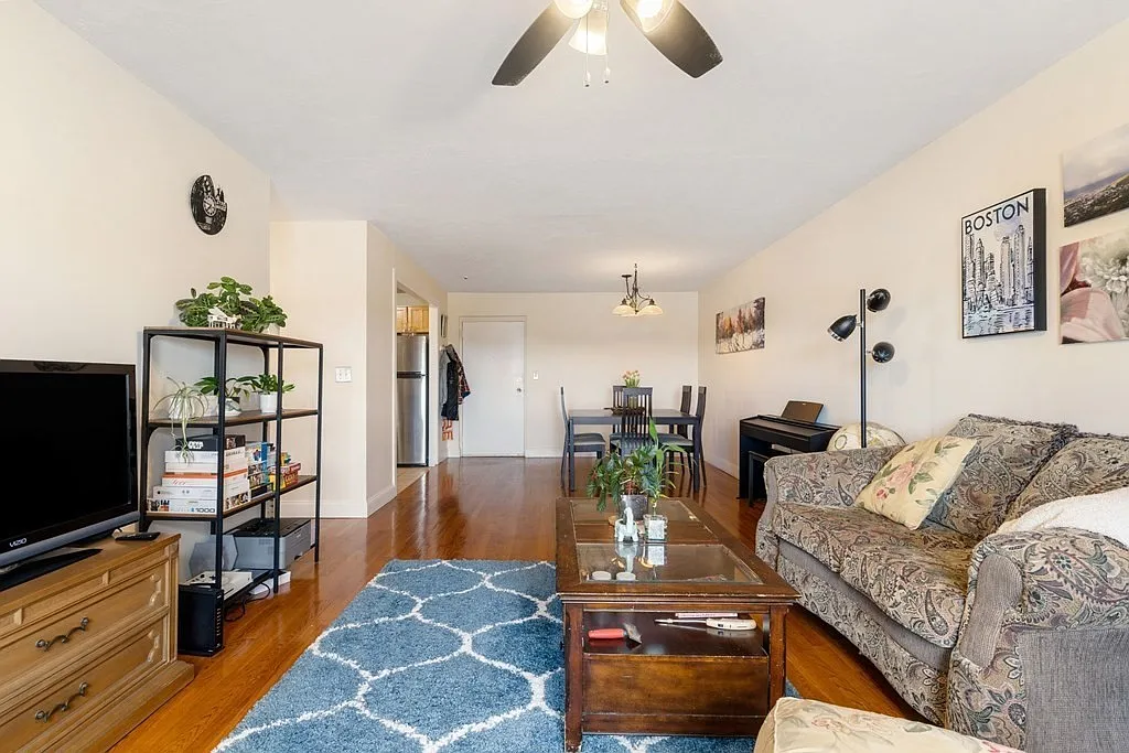 2 bed, 900 sqft, $3,000 — Photo 2