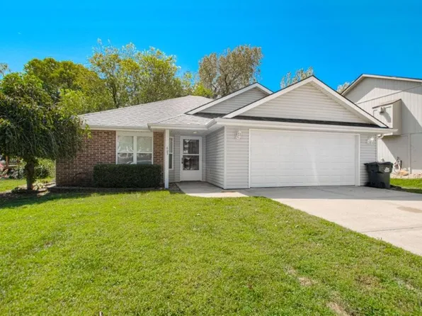 603 Creek Ridge Dr, Grain Valley, MO 64029