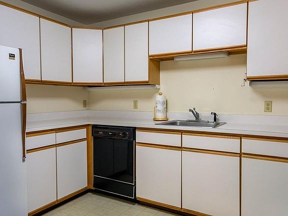 3rd image of 33 Rose Ct