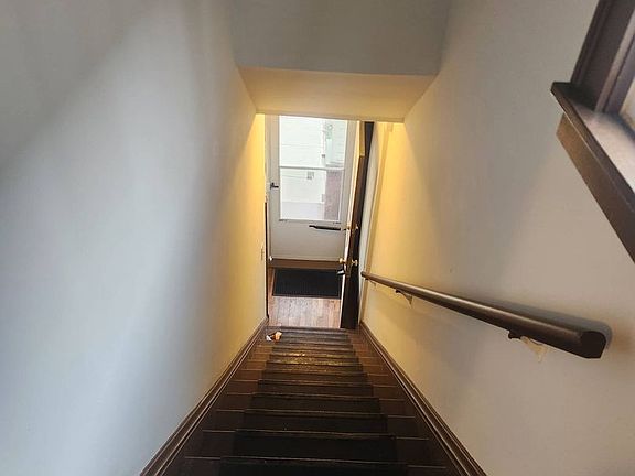 2nd image of 2033 Robin St #Up