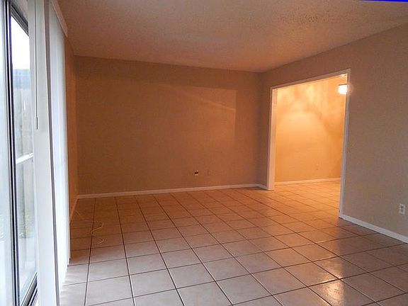 5th image of 11660 Flatrock Crossing Cir #A