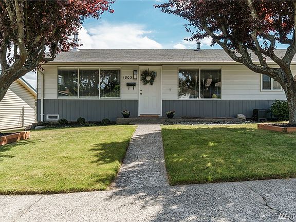 Perfect full time, part time or vacation home in premiere location in the city!  Close to shops, cafes, restaurants, parks, hospital and marinas w/easy access to NAS Whidbey & San Juans.